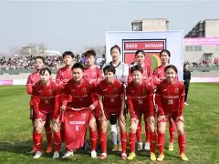 中国女足队员在比赛中展现实力，为国争光