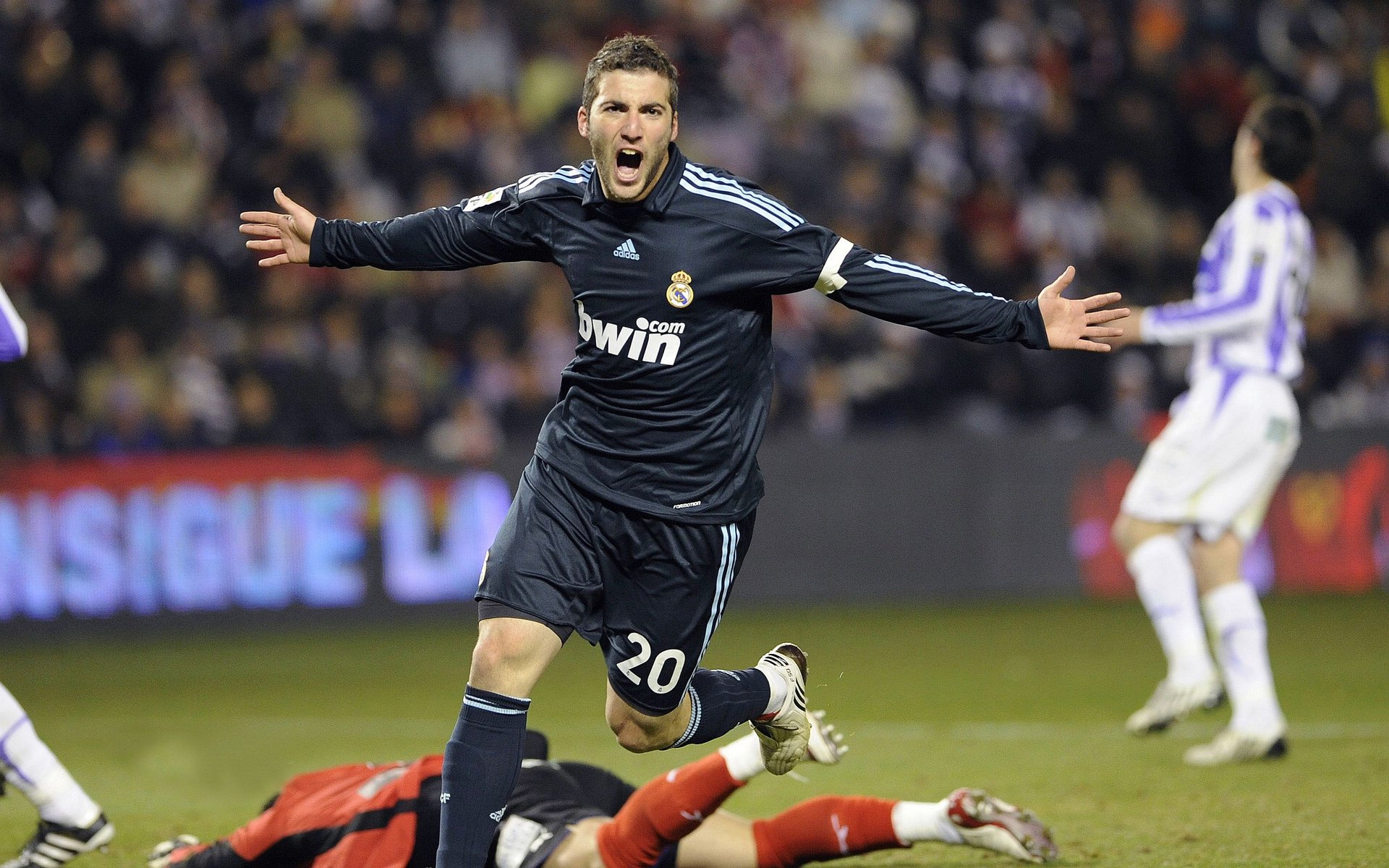 Scout连续十五场比赛得分超过比赛局势复杂，德国队不断突破！观众掌声雷动